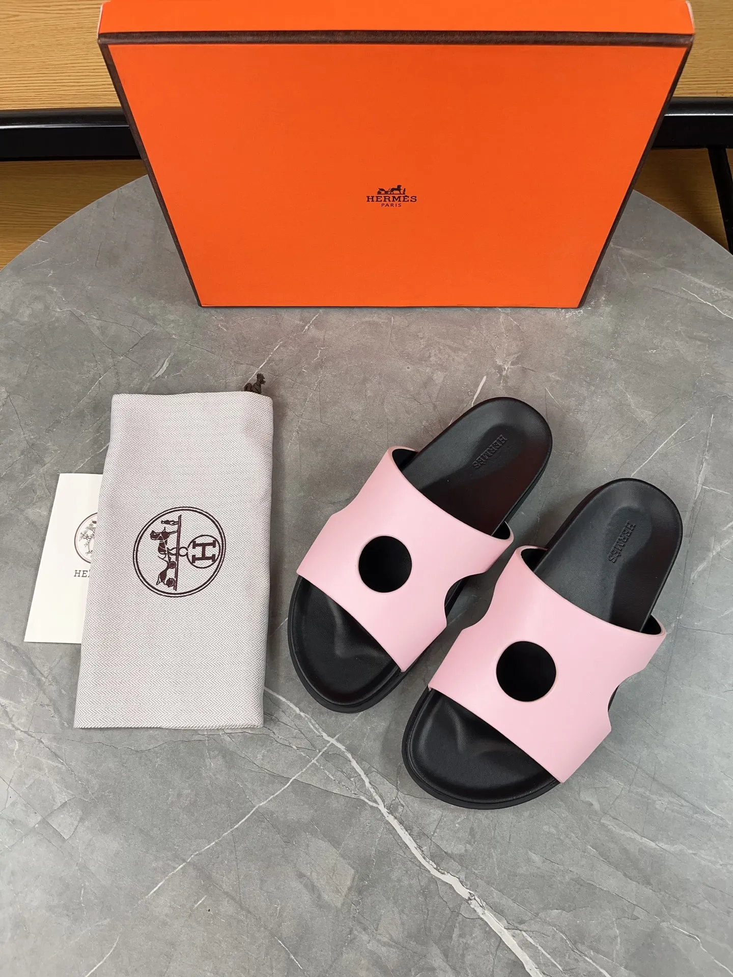 p400🐮🐮H family classic (couple style) Hermes Hermes spring and summer sandals series! Classic style, always popular slippers - sandals, great with any combination! ! ! Upper: imported PU inner lining: imported mixed sheepskin Outsole: Tpu non-slip and wear-resistant outsole Female size: 35-40 (customized at 41) Male size: 39-45 (customized at 39.45)